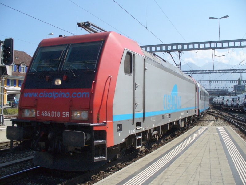 SBB - Cisalpino / SBB E-Lok 484 018-7 in den Cisalpino Farben bei der einfahrt in den Bahnhof von Spiez am 13.09.2007