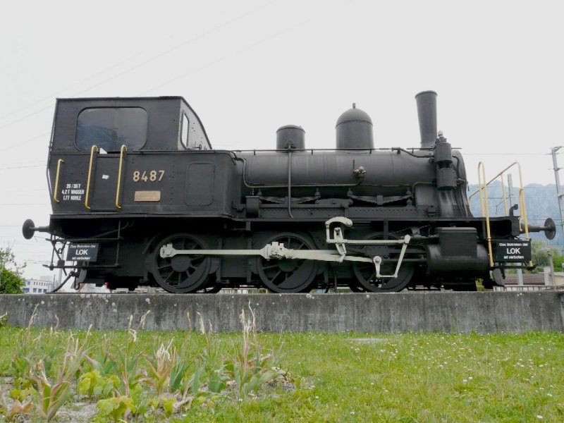 SBB - Denkmal Dampflok E 3/3 8487 im Bahnhof von Buchs/SG .. Foto vom 25.05.2008