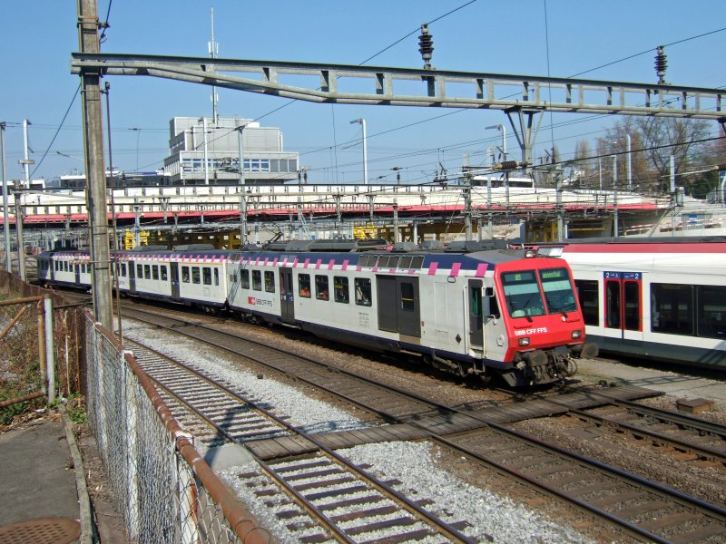 SBB: Der RBDe 561 171  Landkreis Konstanz  zieht die S6 von Luzern nach Langenthal. Der Zug erhlt um diese Zeit ansonsten meistens zustzliche Wagen. (9.4.09)