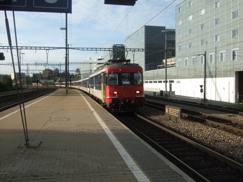 SBB: Der RBe 540 045 erreicht mit einer S den Bahnhof Dietikon am 31.7.09.