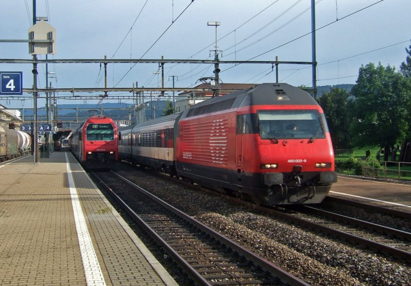 SBB: Die beiden Stars von Anfang der 90-er Jahre: Die Re 450 (046  Zrich Affoltern ) und die Re 460 (002  Seeland ) waren am 31.7.09 im Bahnhof Dietikon zu sehen.