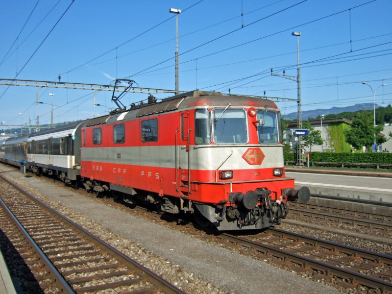 SBB: Die Re 4/4  11109 befuhr am 20.5.09 fnf mal die Gotthardstrecke, immer mit dem Interregio Luzern-Locarno. In Luzern bergibt sie ihn dann ebenfalls immer einer Re 4/4 . Hier hlt sie wegen einer Versptung eines Gegenzugs in Rotkreuz. 
