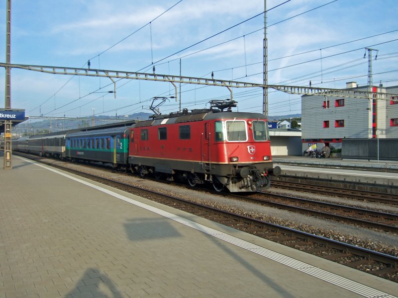 SBB: Die Re 4/4  11221 durchfhrt mit dem Interregio Luzern-Basel am 15.4.09 den Bahnhof Rotkreuz.