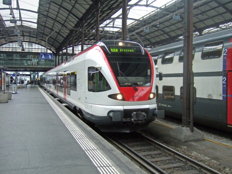 SBB: Die schlechte Bildqualitt lsst den sonst so glnzenden RABe 523 014 ziemlich grau aussehen. Am 11.09.2009 steht der Triebzug als S3 nach Brunnen im Bahnhof Luzern.