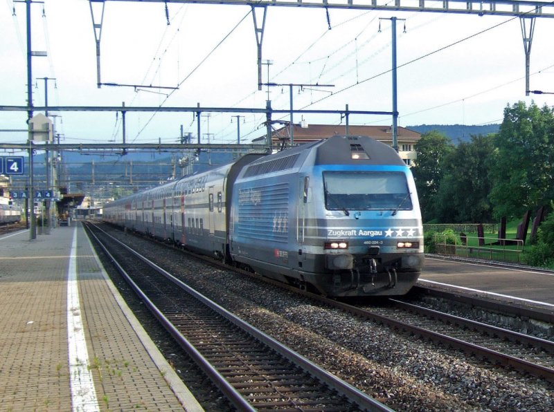 SBB: Die Werbe- Re 460 fr Zugkraft Aargau (024  Rheintal ) durchfhrt mit einem IC Dosto den Bahnhof Dietikon. (31.7.09)
