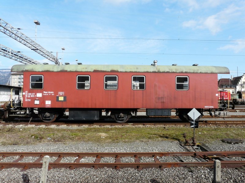 SBB - Dienstwagen X 40 85 96 32 825-7 abgestellt im Bahnhofsareal von Solothurn am 15.03.2009