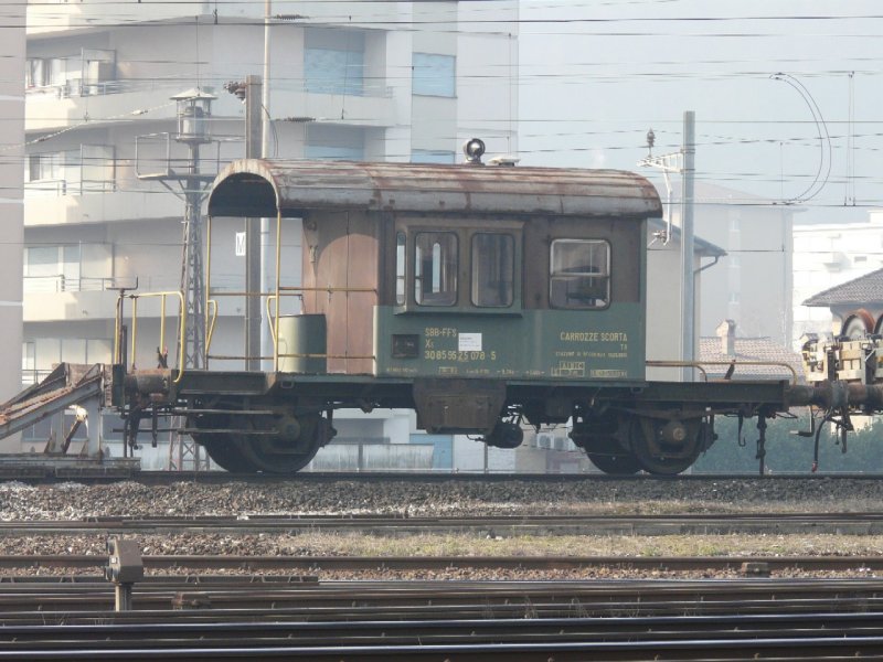 SBB - Dienstwagen Xs 30 85 95 25 078-5 ( ex Sputnik ) im Bahnhofsareal von Chiasso