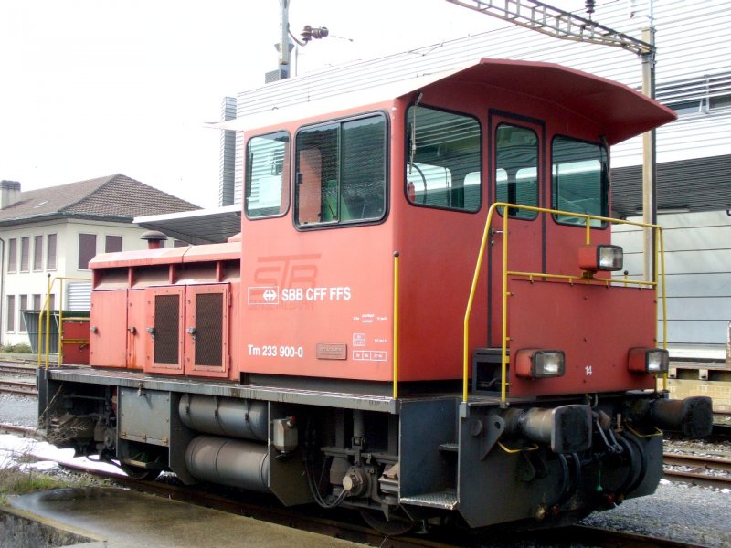 SBB - Diesellok Tm 2/2 233 900-0 ( vormals STB was noch gut zu erkennen ist unter dem SBB Logo )im Gterbahnhof von Biel / Bienne am 23.03.2008