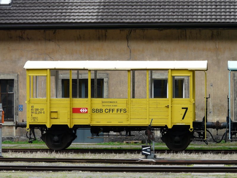 SBB - Diesnstwagen X 40 85 94 02 014-6 abgestellt in Erstfeld am 08.04.2009