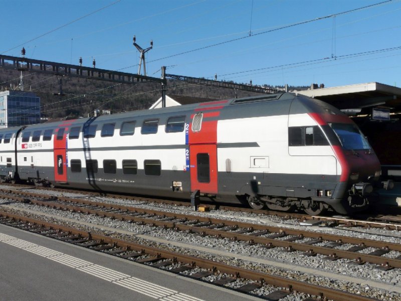 SBB - Doppelstocksteuerwagen Bt 50 85 26-94900-5 im Bahnhof von Biel / Bienne am 08.02.2008