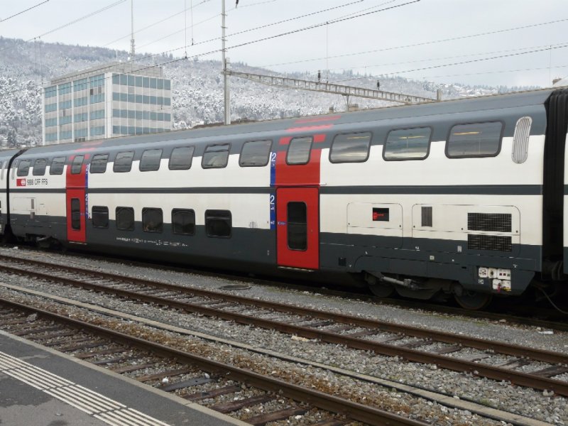 SBB - Doppelstockwagen  2Kl. B 50 85 26-94 106-9 im Bahnhof von Biel/Bienne am 12.12.2008