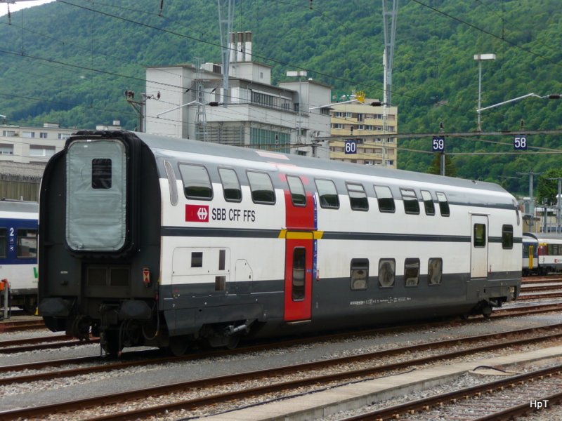 SBB - Doppelstockwagen AD 50 85 86-91 004-3 abgestellt im Bahnhofsareal von Biel/Bienne am 10.06.2009