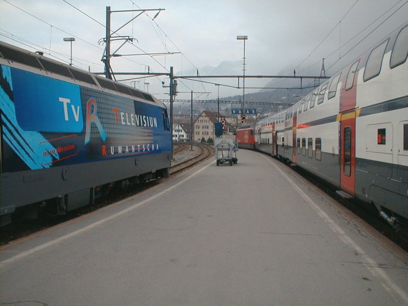 SBB  Doppelstockzug IC 2000 und RhB Lok Ge4/4 III in Chur