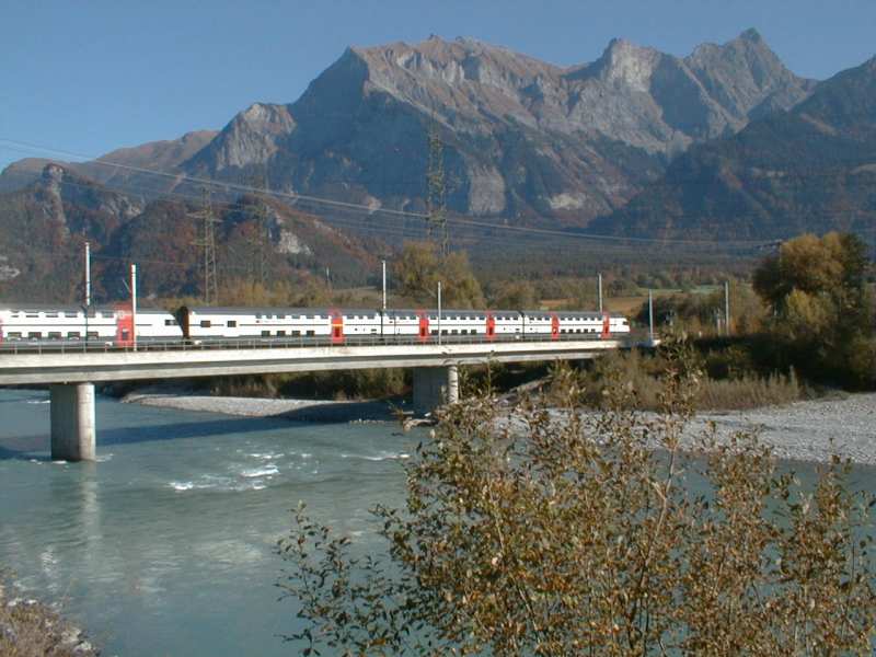 SBB  Dosto Basel-Chur auf der Rheinbrcke bei Bad Ragaz,22.10.00
