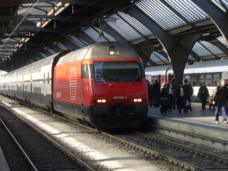 SBB - E-Lok 460 068-0 mit Schnellzug bei der einfahrt in den Hauptbahnhof Zrich am 22.02.2008