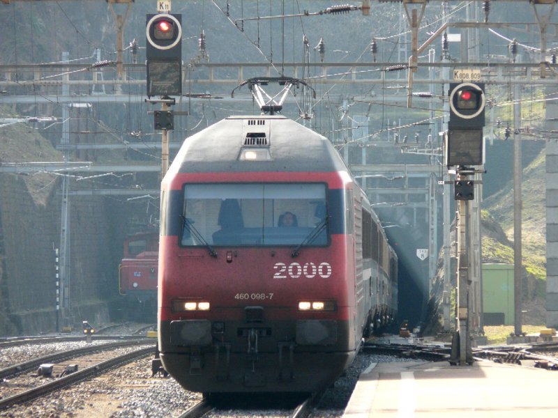 SBB - E-LOk 460 098-7 mit Schnellzug bei der einfahrt in den Bahnhof von Bellinzona am 23.02.2008