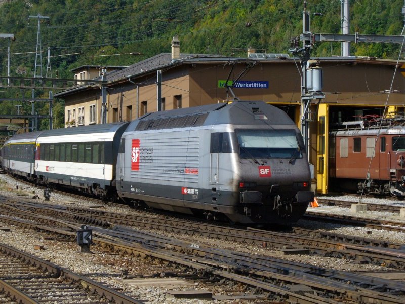 SBB - E-Lok 460 107-6 mit Vollwerbung bei der einfahrt in den Bahnhof von Brig am 20.09.2007