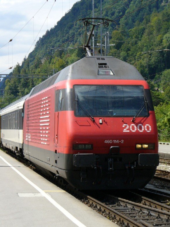 SBB E-Lok 460 114-2 im Bahnhof von Interlaken Ost am 19.08.2006