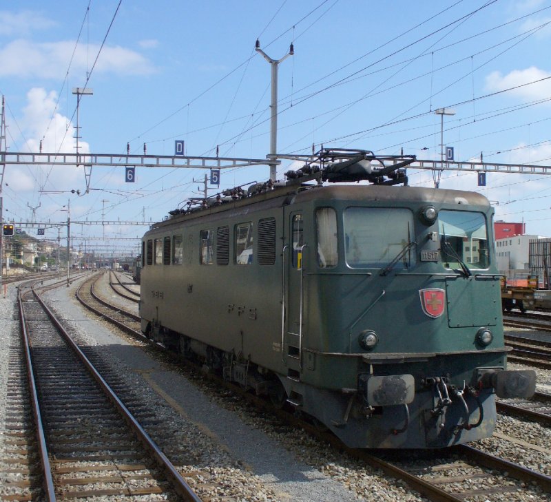 SBB - E-Lok Ae 6/6  11517 Abgestellt im Bahnhofsareal von Neuenburg am 19.09.2007 .. Das Foto wurde von einem Fahrenden Regionalzug geknipst