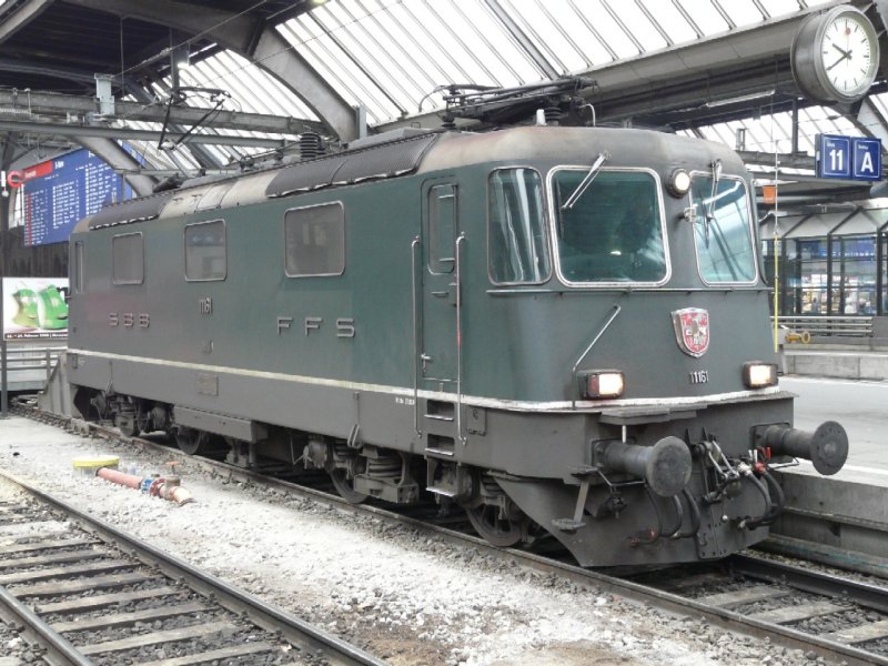 SBB - E-Lok Re 4/4 11161 im Zrcher Hauptbahnhof am 15.02.2008 - Vermutlich eine der letzten Re 4/4 in Grn