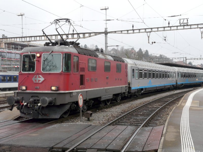 SBB - E-Lok Re 4/4  11133 ( ex Swiss Express Lok noch mit SBB Signet ) mit Cisalpino Personenwagen im Bahnhof von Schaffhausen am 01.01.2008