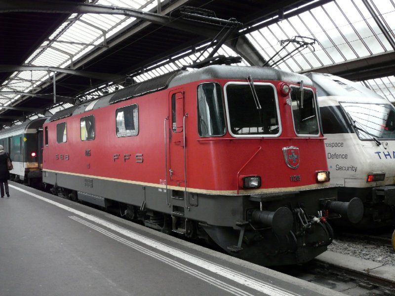 SBB - E-Lok Re 4/4  11205 im Hauptbahnhof von Zrich am 21.03.2008