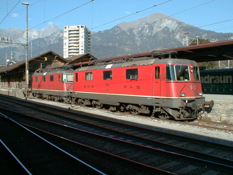 SBB E-Loks, Doppeltraktion Re4/4 II No.11342+11326 am 19.10.01 in Landquart/GR