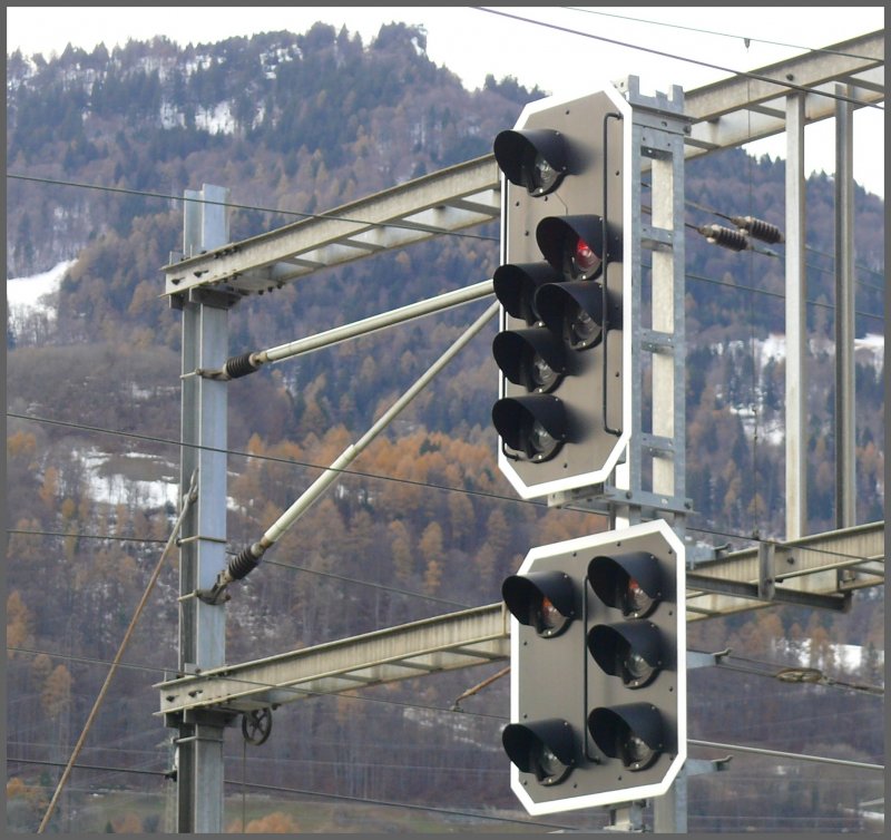 SBB Einfahr- und Ausfahrvorsignal fr allerlei mgliche Fahrbegriffe in Landquart. Im Hintergrund der Pizalun. (21.11.2007)