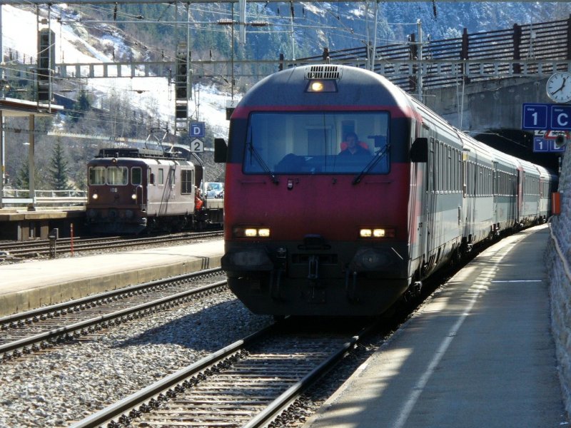 SBB  - Einfahrender IC im Bahnhof von Goppenstein mit Steuerwagen voraus und im Hintergrund eien Re 4/4 vor einem Autozug am 10.30.2007