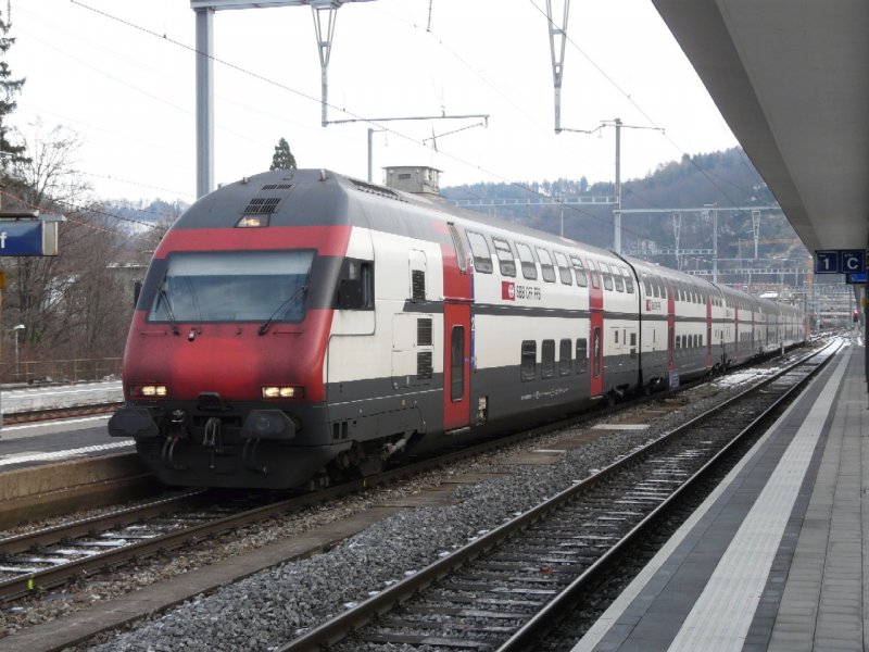 SBB - Einfahrender IR mit Steuerwagen Bt 50 85 26-94 911-2 im Bahnhof von Burgdorf am 30.11.2008