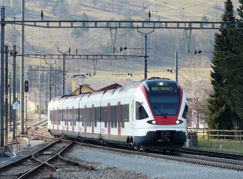 SBB - Einfahrender Regio nach Olten mit dem RABe 521 011-7 im Bahnhofsareal von Glovelier am 21.03.2009