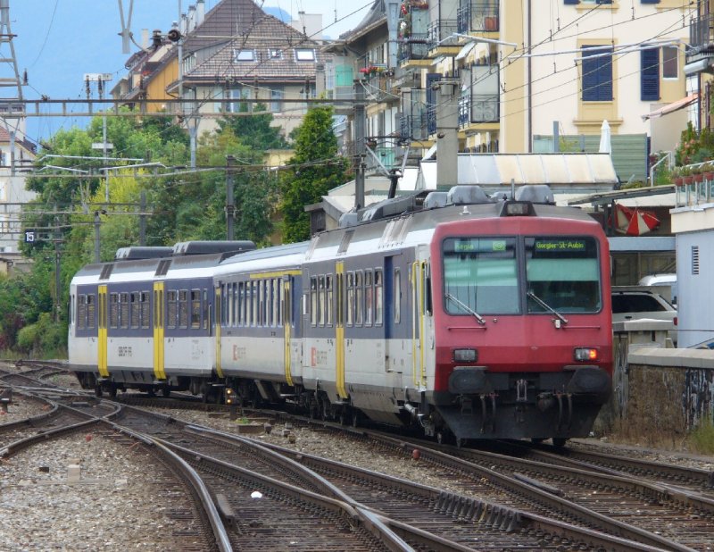 SBB - Einfahrender Regionalzug 3-Teilig (RBDe 4/4 + AB + Bt ) im Bahnhof von Neuchatel am 09.09.2007