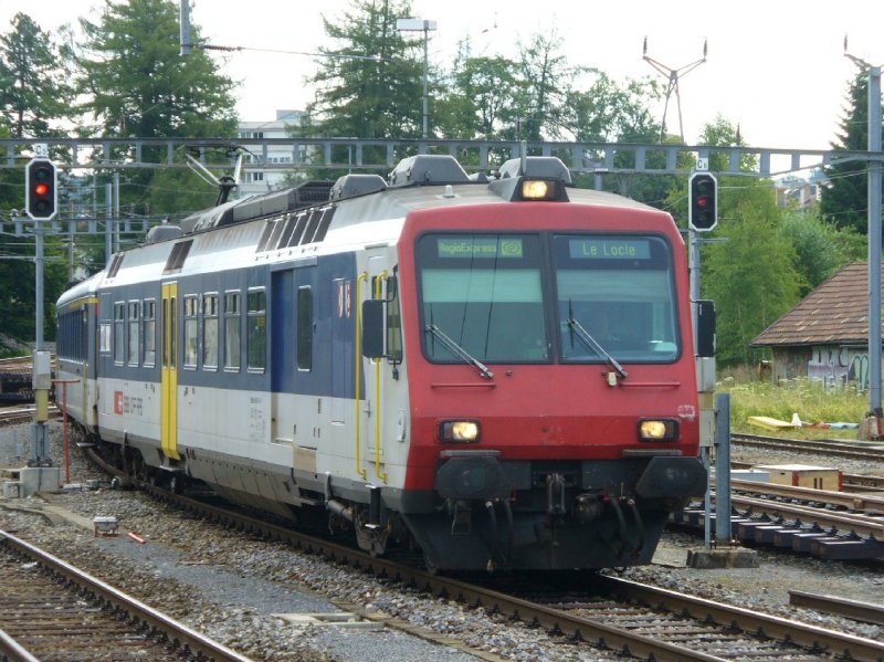 SBB - Einfahrender Regionalzug mit Triebwagen Typ RDBe 4/4  560 in den Bahnhof von la Chaux de Fonds am 08.07.2007