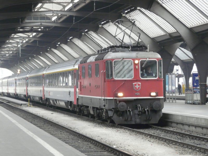 SBB - Einfahrender Schnellzug mit Re 4/4 11124 mit zwei 1 Kl. Personenwagen Typ Apm und vier Personenwagen Typ Bpm im Hauptbahnhof von Zrich am 15.02.2008