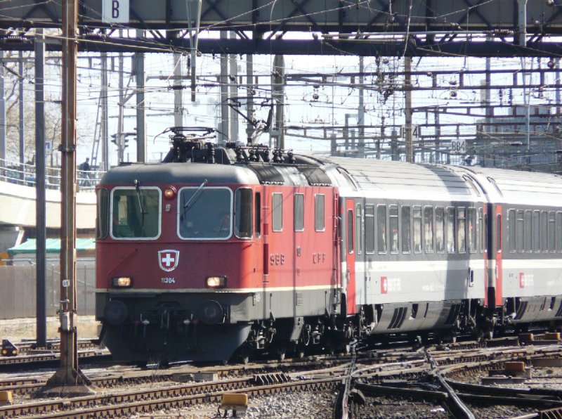 SBB - Einfahrender Schnellzug mit der Re 4/4 11304 in den Bahnhof Basel SBB am 15.03.2008