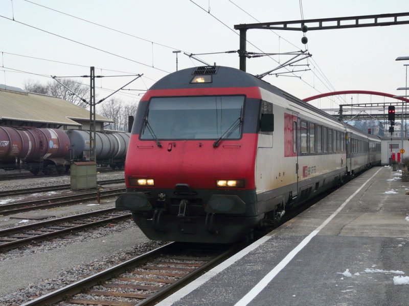 SBB - Einfahrender Schnellzug mit Bt 50 85 29-94 931-8 im Bahnhof von Konstanz am 20.02.2009