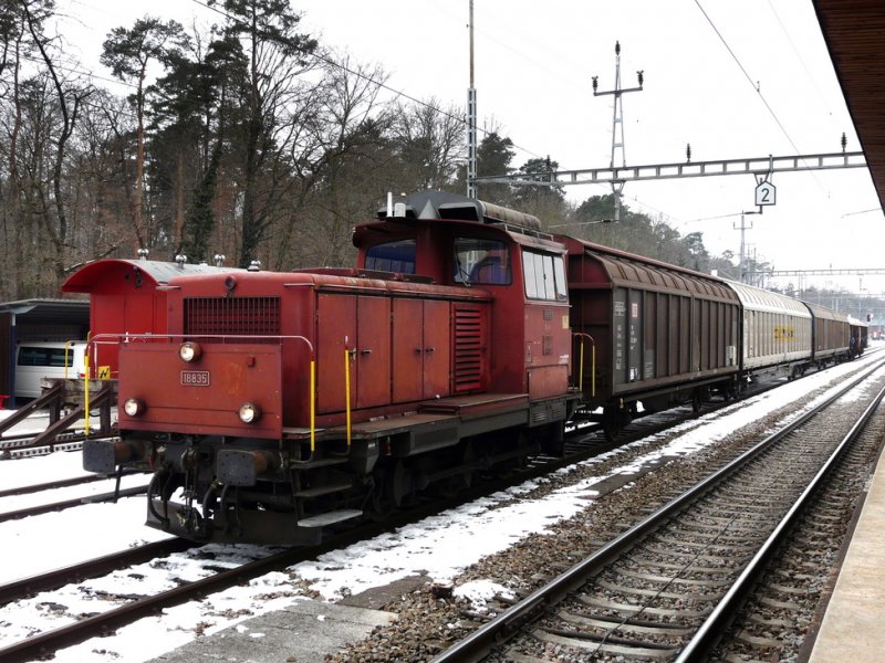SBB - Em 3/3 18835 mit Gterwagen im Bahnhof von Blach am 20.02.2009