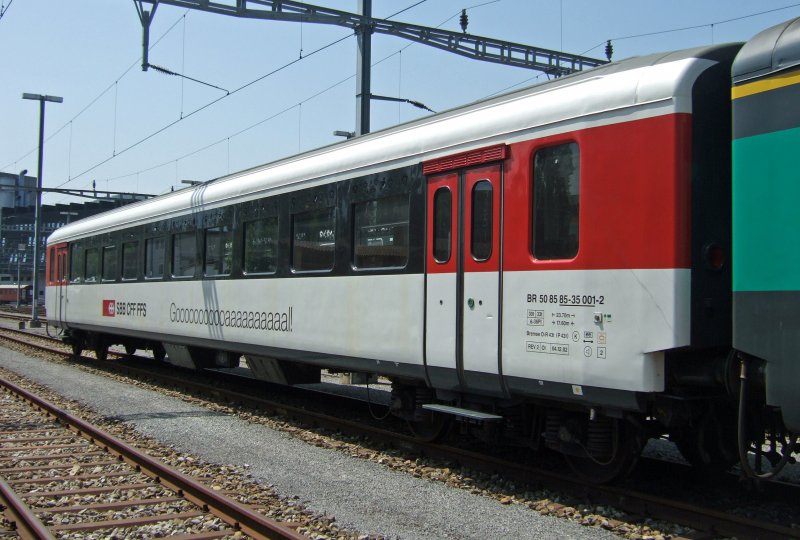 SBB-Europameisterschaft: W�hrend den Anl�ssen in Luzern am 23.5.09 bemerkte wohl kaum jemand den BR 50 85 85-35 001 (ich weiss nicht wie der heisst)  Europameisterschaftsfanfussballwagen: Goooooaaaaal . Auf jeden Fall stand er in der N�he des Stellwerks. (zug�nglich)