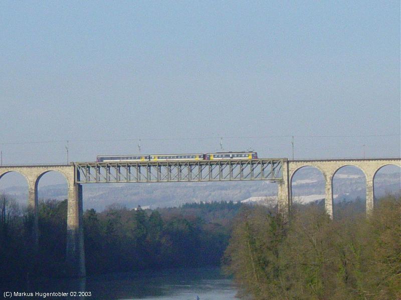 SBB EW II Pendel mit RBe 540 alls S22 Blach-Schaffhausen auf der Eglisauer Brcke zwischen Eglisau und Hntwagen-Wil am 01.02.2003