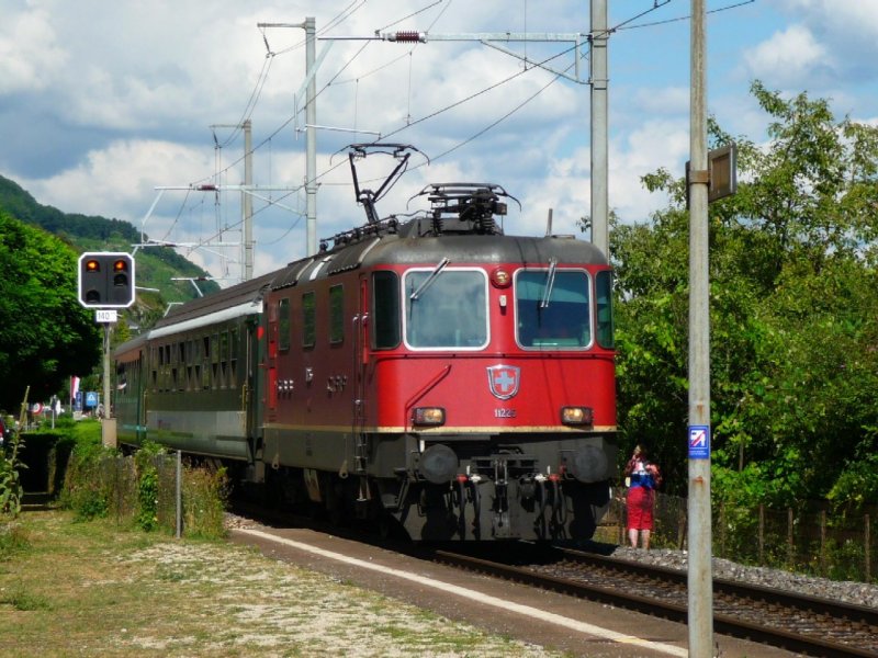 SBB - Extrazug mit Re 4/4 11225 bei der Durchfahrt im Bahnhof Ligerz am 09.08.2008