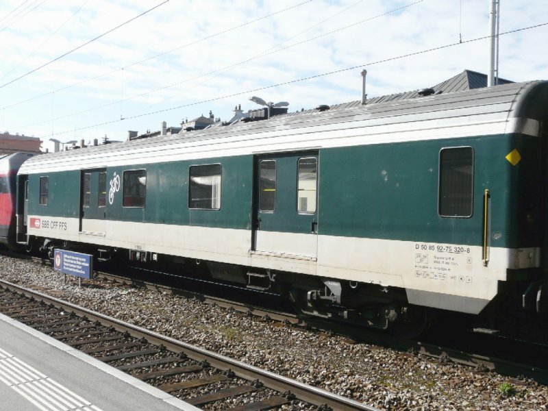 SBB - Gepckwagen ( ex SNCF ) D 50 85 92-75 320-8 im Bahnhof von Montreux am 05.04.2008