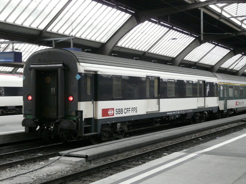 SBB - Gepckwagen ( ex SNCF ) D 50 85 92-75 337-2 im Hauptbahnhof Zrich unterwegs am 20.02.2009