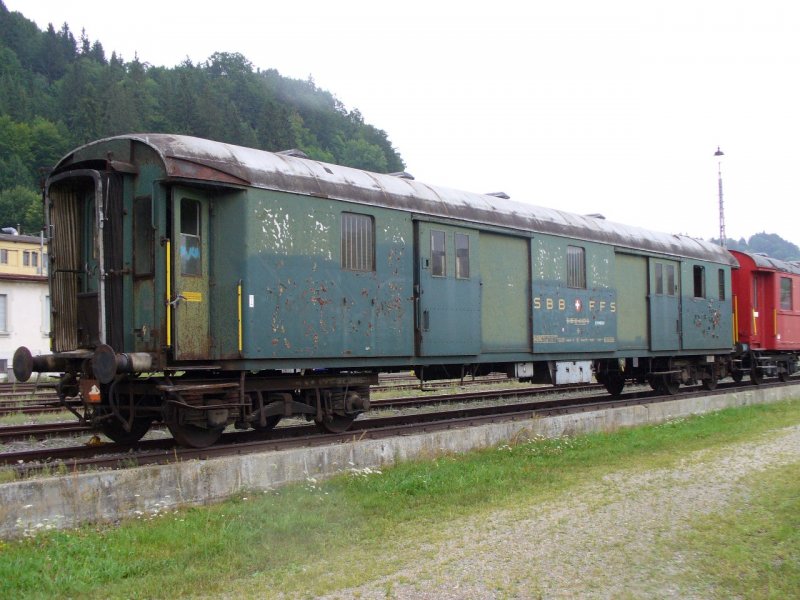 SBB Gepckwagen - Ausrangiert - Weggestellt und Kaputt .. D 51 85 92-43 012- 9 im Gterbahnhofsareal von Le Locle Col de Roches am 01.08.2006