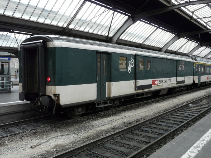 SBB - Gepckwagen D 50 85 92-33 627-7 im Bahnhof von Zrich am 21.03.2008