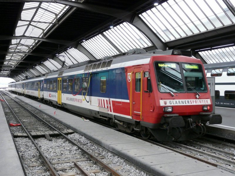 SBB - GLARNER SPRINTER mit dem Triebwagen RBDe 4/4 560 120-8 im Hauptbahnhof von Zrich am 06.05.2009