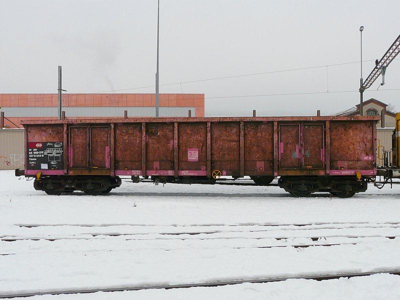 SBB - Gterwagen Typ Eanos 31 85 537 6 042-8 im Gterbahnhof von Biel/Bienne am 11.01.2009