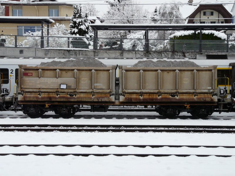 SBB - Gterwagen Typ  Fans-u  31 85 667 0 709-2 im Bahnhof von Spiez am 12.12.2008