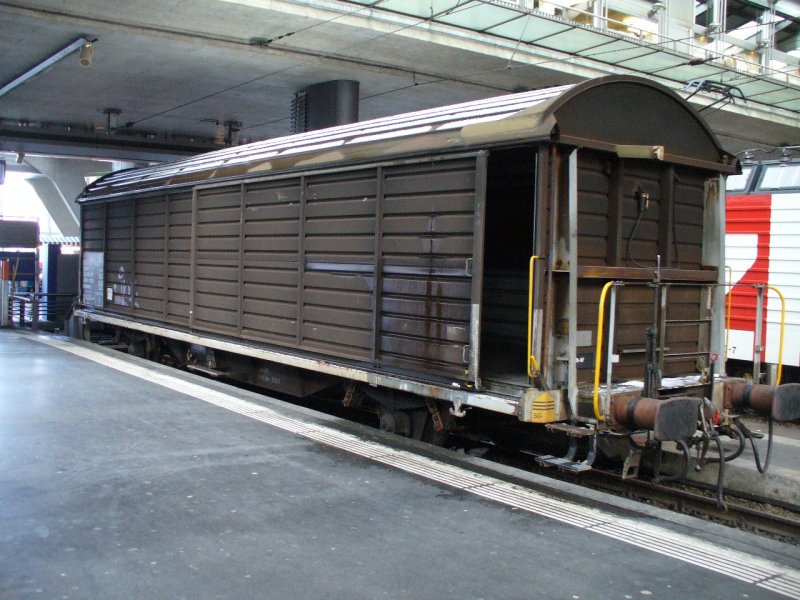 SBB - Gterwagen Typ Hbiqss-tz 21 85 248 0 121-2 im Bahnhof von Luzern am 18.
11.2007