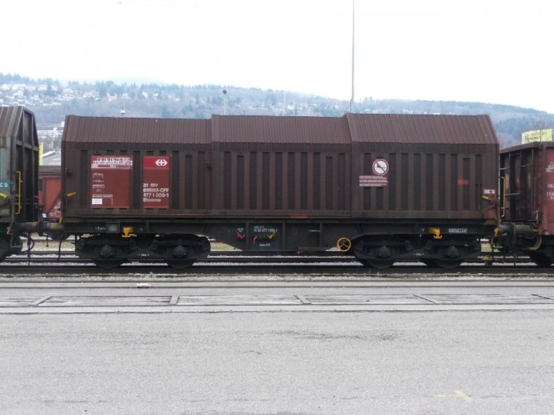 SBB - Gterwagen Typ  Shimms  31 85 477 1 009-1 im Gterbahnhof von Biel/Bienne am 25.12.2008