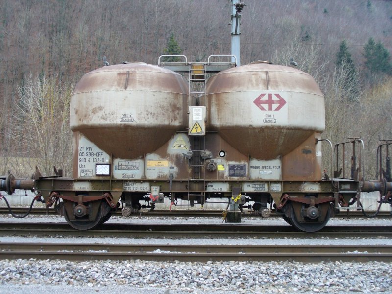 SBB - Gterwagen Ucs 21 85 910 4 132-0 im Bahnhof von Reuchenette-Pry am 16.12.2007